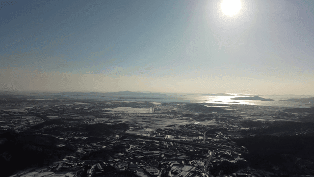 햇빛이 비치는 광활한 들판 풍경