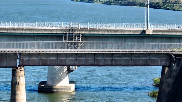 잔잔한 강 위의 다리