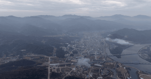 산으로 둘러싸인 넓은 도시