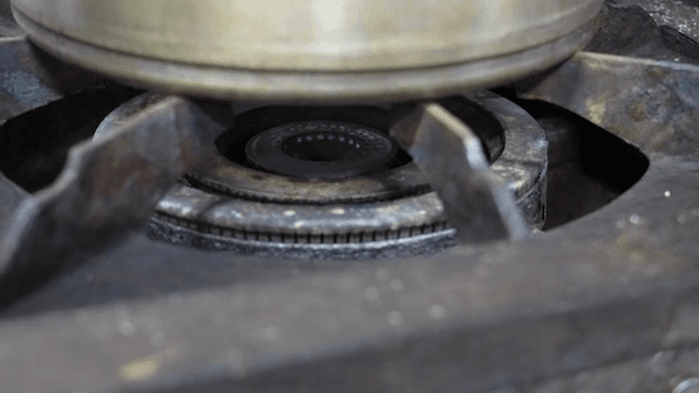 가스레인지의 불을 끄는 장면