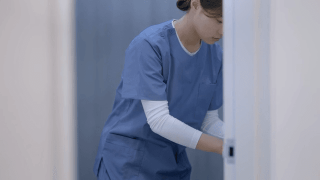 간호사가 의료 용품을 정리하는 모습