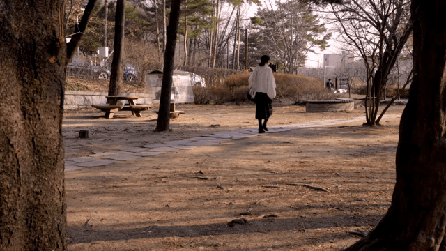 조용한 공원을 걷는 여성