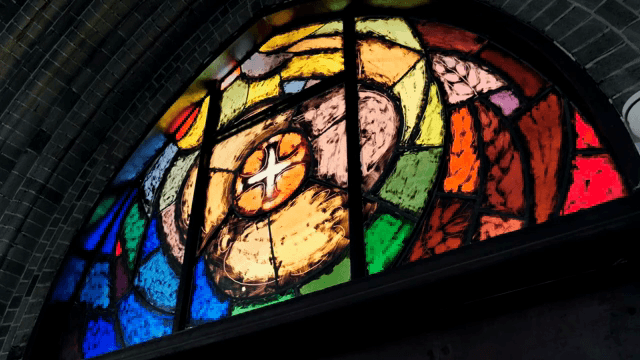 성당의 화려한 스테인드글라스 창문