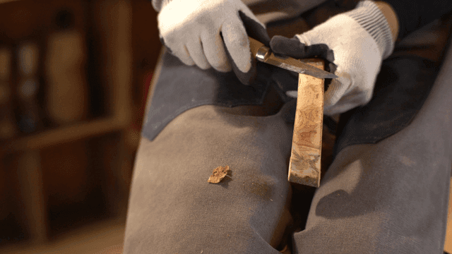 정교하게 나무를 조각하는 사람