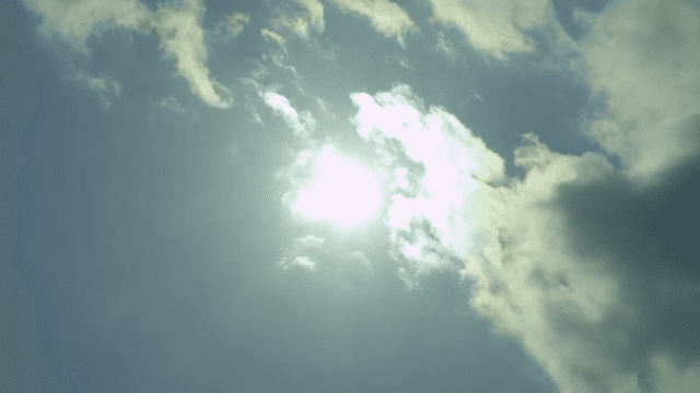 구름 사이로 빛나는 밝은 태양