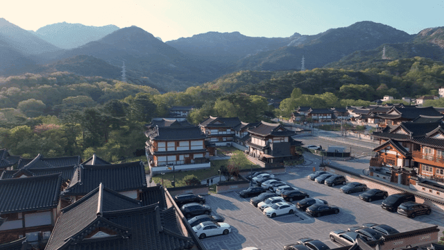 산으로 둘러싸인 한국 한옥 마을
