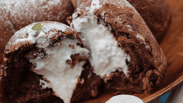 나무 접시에 담긴 크림빵