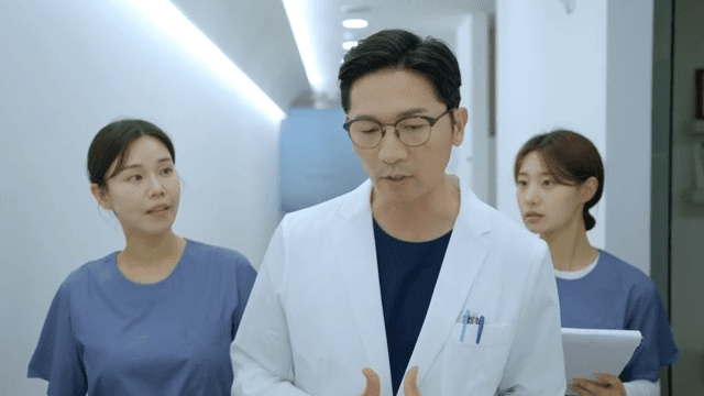 복도를 걸으며 진료를 논의하는 의사와 간호사