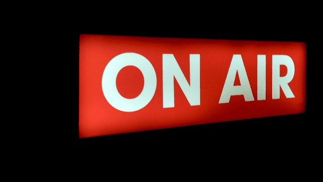 어두운 방에서 빛나는 온에어 사인