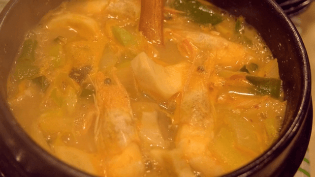 냄비에서 끓고 있는 새우가 들어간 한국식 찌개