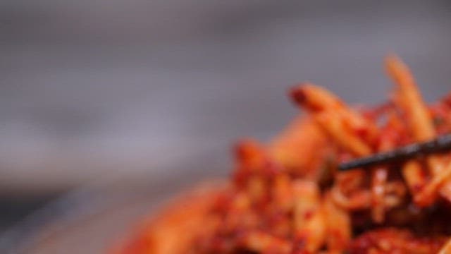 젓가락으로 집은 매운 고구마생채