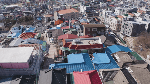 시골 달동네와 도심이 맞닿은 풍경