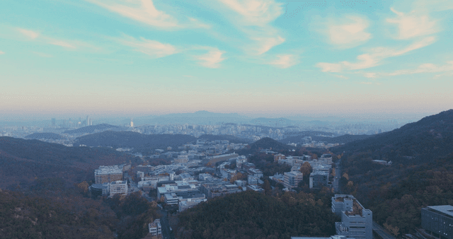 산으로 둘러싸인 도시의 새벽