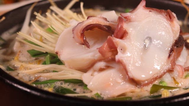 뜨거운 돌솥에 제공된 문어 콩나물국밥