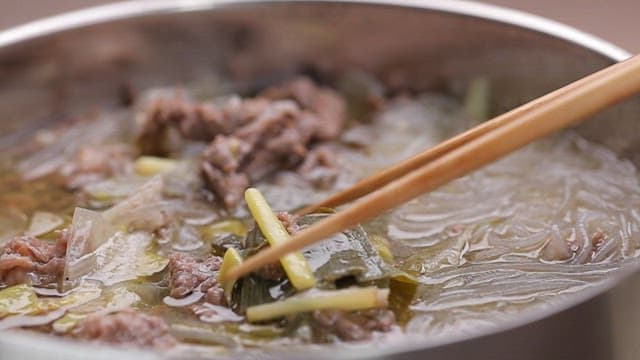 파가 들어가 개운한 소고기 육개장 한 젓가락