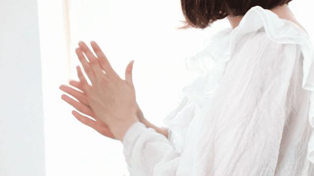 실내에서 스킨케어 제품을 바르는 여성