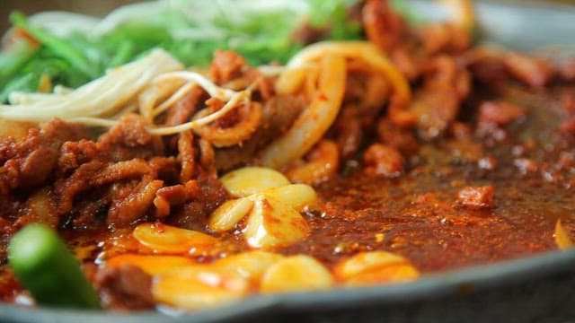 매콤한 오리불고기에 추가되는 콩나물