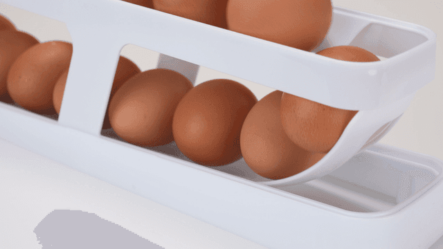 흰색 트레이에 정리된 달걀