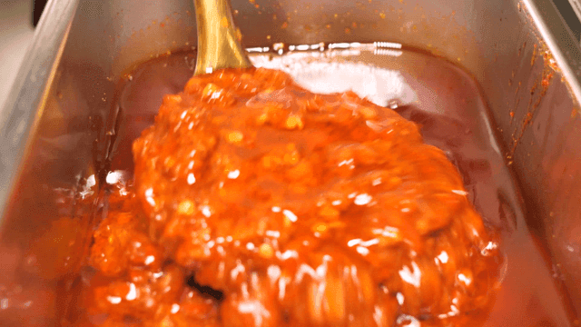 Ladle for stirring red chili oil sauce
