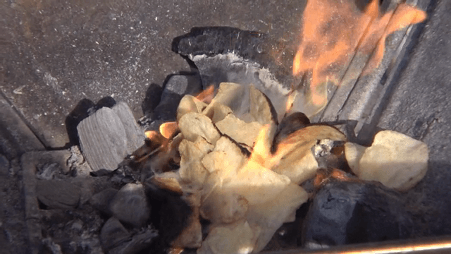 숯과 함께 타는 감자칩