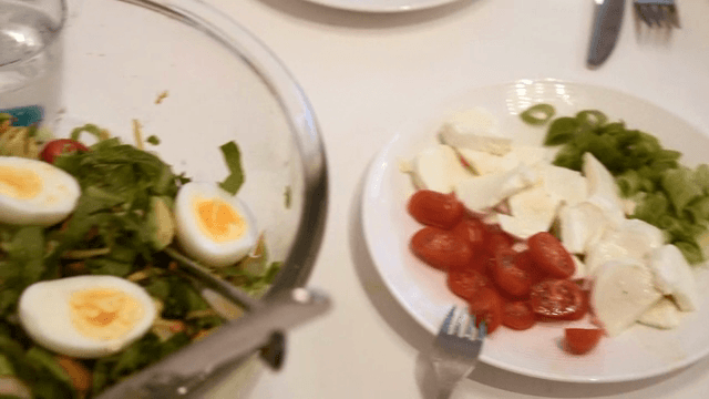 샐러드, 빵, 치즈가 놓인 테이블