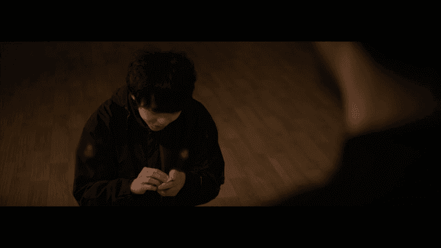 실내에서 기기에 붙은 스티커를 제거하는 젊은 남성