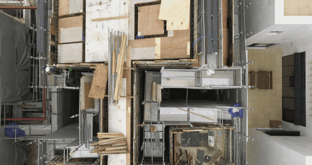 작업자와 자재가 있는 건설 현장