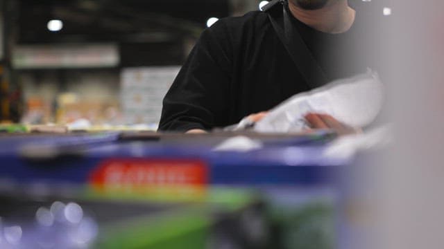 시장에서 포도를 다루는 사람