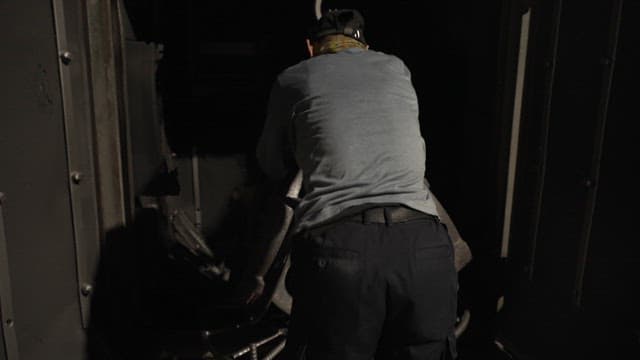 금속 부품을 컨테이너에 넣는 작업자