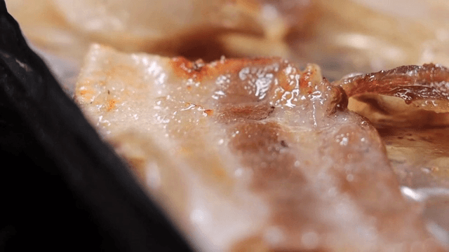 그릴 위에서 지글거리는 냉동 삼겹살