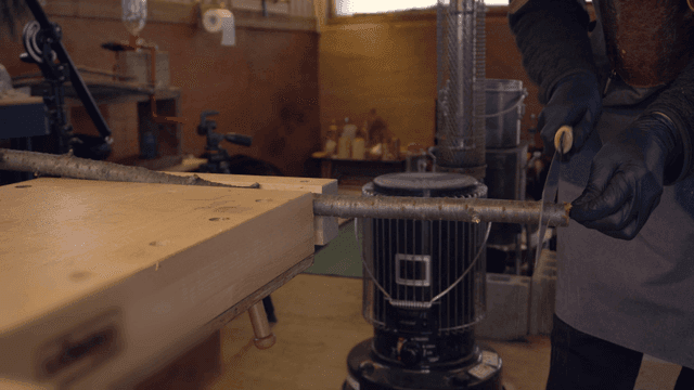 실내에서 나뭇가지를 자르는 사람