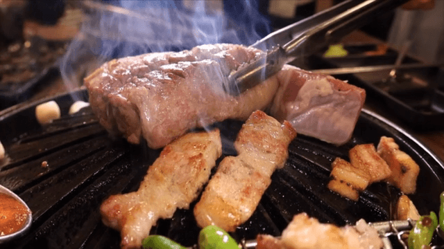 뜨거운 그릴에서 삼겹살 굽기
