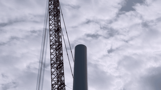 크레인과 대형 금속 구조물