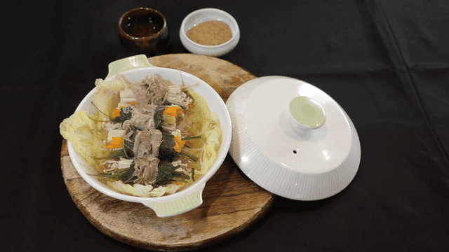 Steamed rolls with vegetables and thinly sliced ​​pork