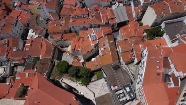 빨간 지붕 건물로 가득 찬 도시