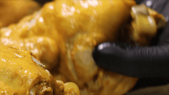 트레이에 쌓이는 상황버섯과 삶은 닭들