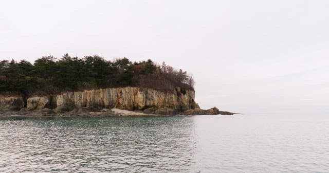평화로운 해안 절벽과 바다 풍경
