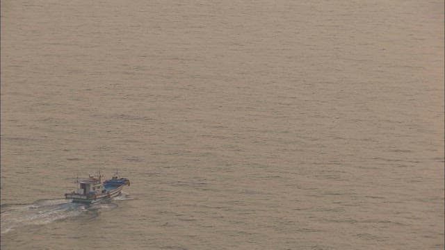 넓고 잔잔한 바다를 항해하는 보트