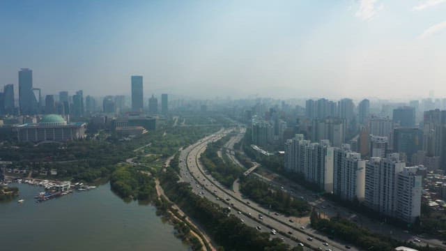 아파트와 건물이 밀집된 강변도시의 분주한 교통