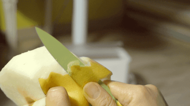 칼로 벗겨지는 신선한 배 껍질