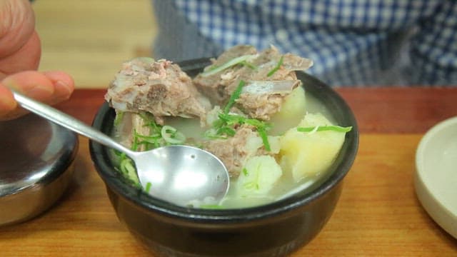 Braised pork backbone with clear soup in an hot pot