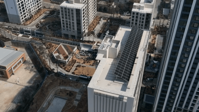 태양광 패널이 있는 현대적인 건물