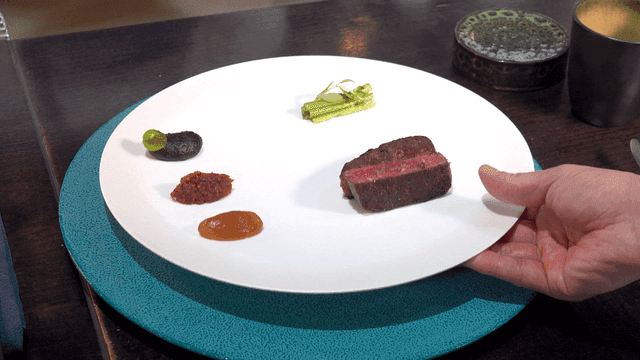 테이블에 서빙되는 스테이크