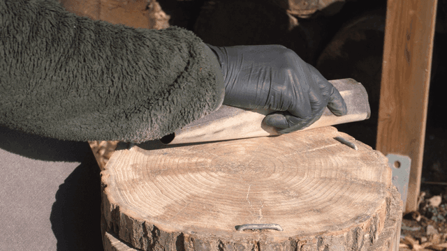 야외에서 나무 통을 샌딩하는 모습