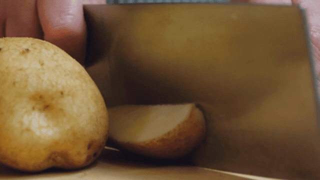 중식도로 감자를 자르는 장면