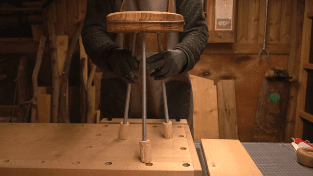 목공예가가 나무 의자를 조립하는 모습