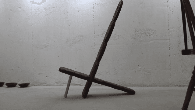 실내에 있는 독특한 디자인의 나무 조각품