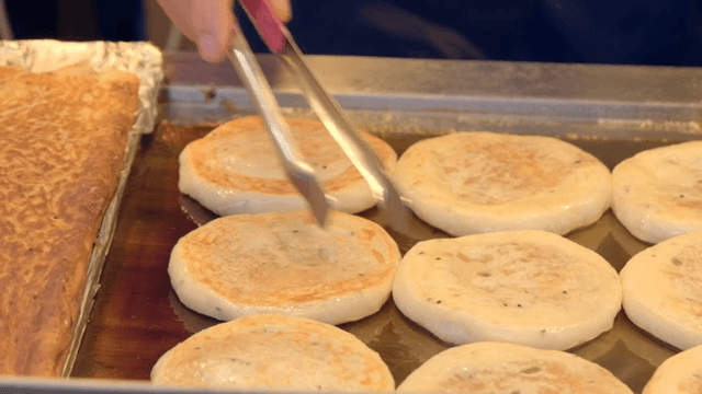 철판 위에서 부쳐지는 한국 전통 호떡