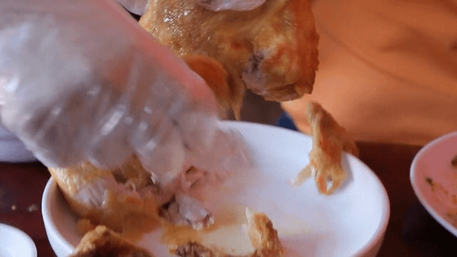 튀긴 닭을 뜯는 모습