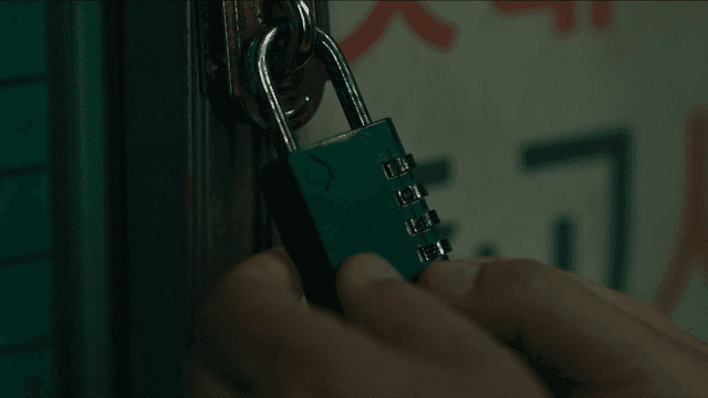 손으로 번호 자물쇠 푸는 사람